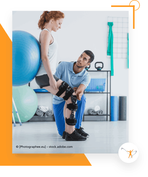 Frau in Physiotherapie mit Beinschiene