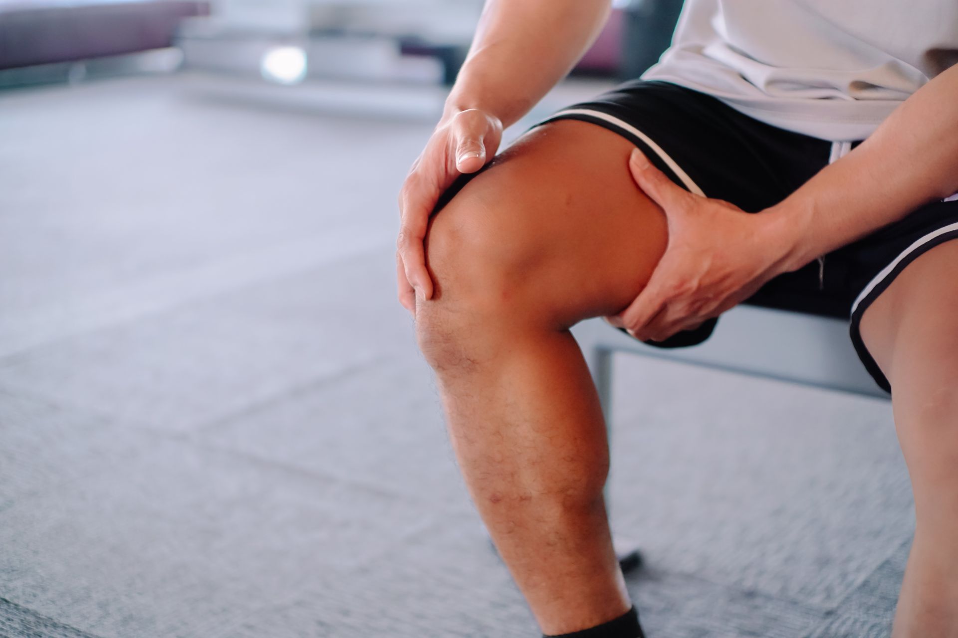 Un homme qui souffre de douleurs dans les jambes