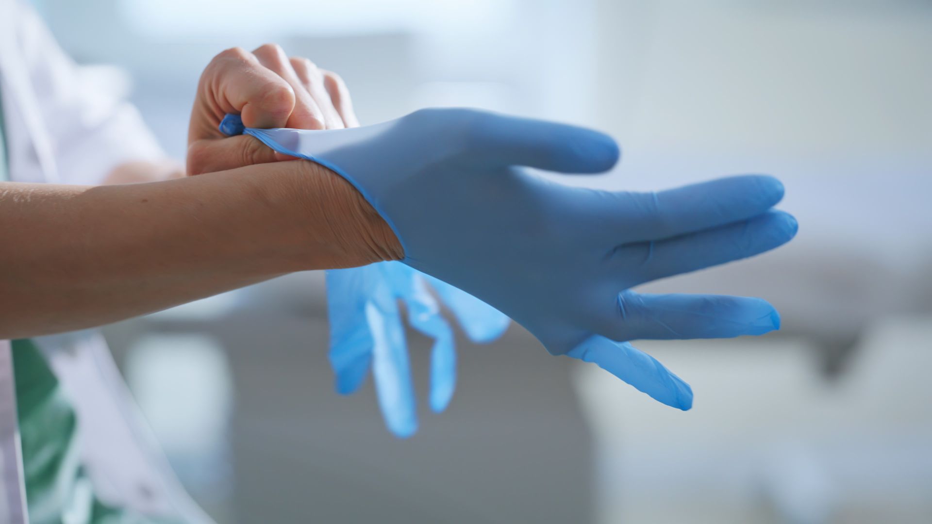 Des mains avec des gants de chirurgie