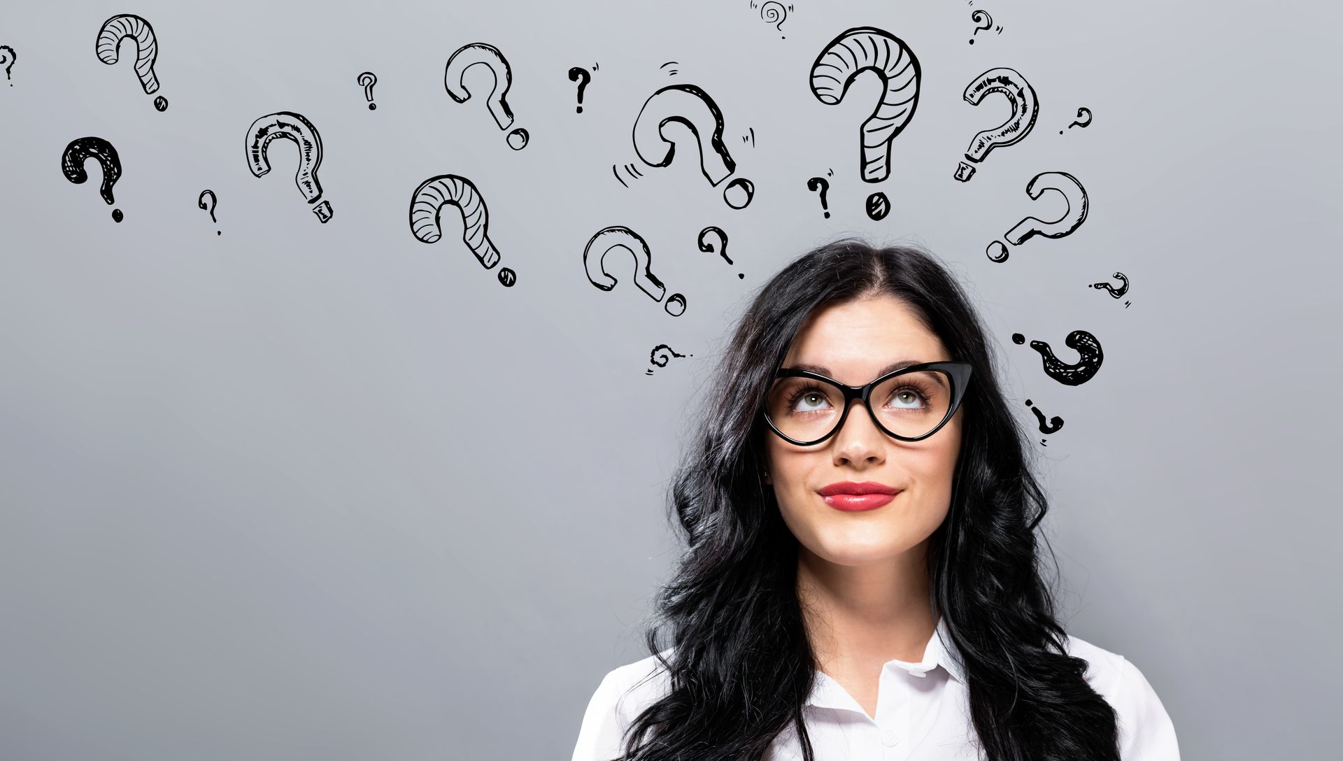 Une jeune femme brune qui se pose des questions