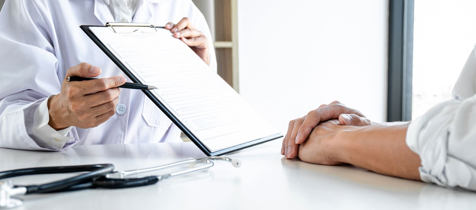 Un chirurgien qui explique le traitement à son patient