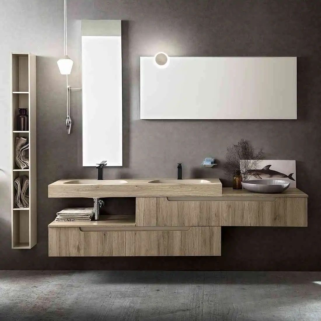 Salle de bains moderne avec meuble-lavabo en bois, lavabo rectangulaire, grand miroir et mur foncé avec armoire de rangement suspendue