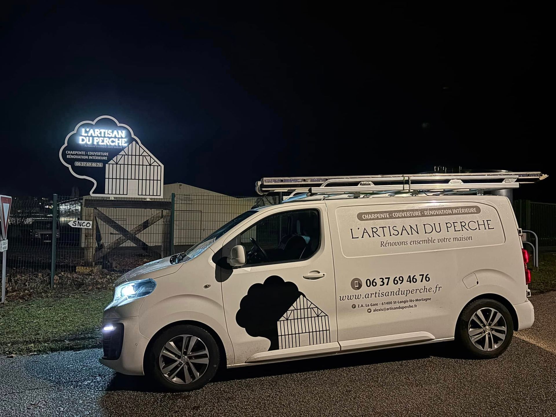 Le camion de l'entreprise devant leurs locaux