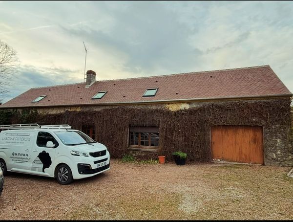 Une maison traditionnelle et le camion de L'Artisan du Perche