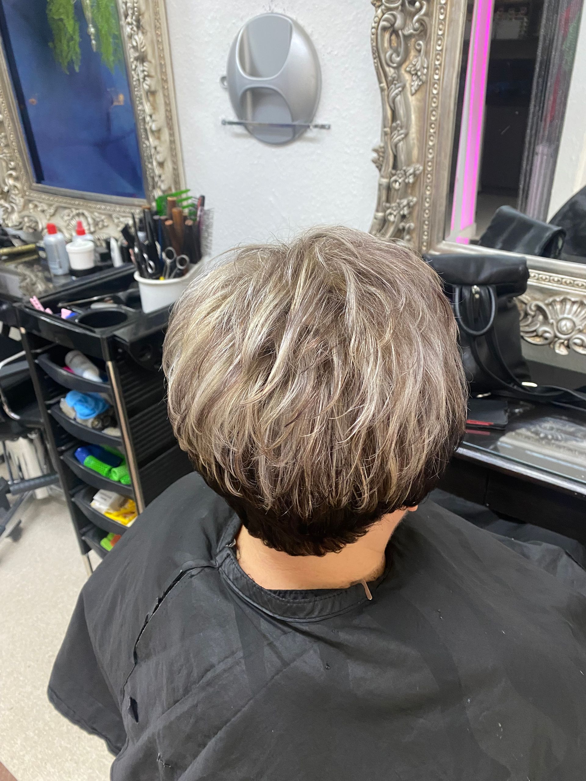 Eine Frau lässt sich in einem Salon die Haare schneiden