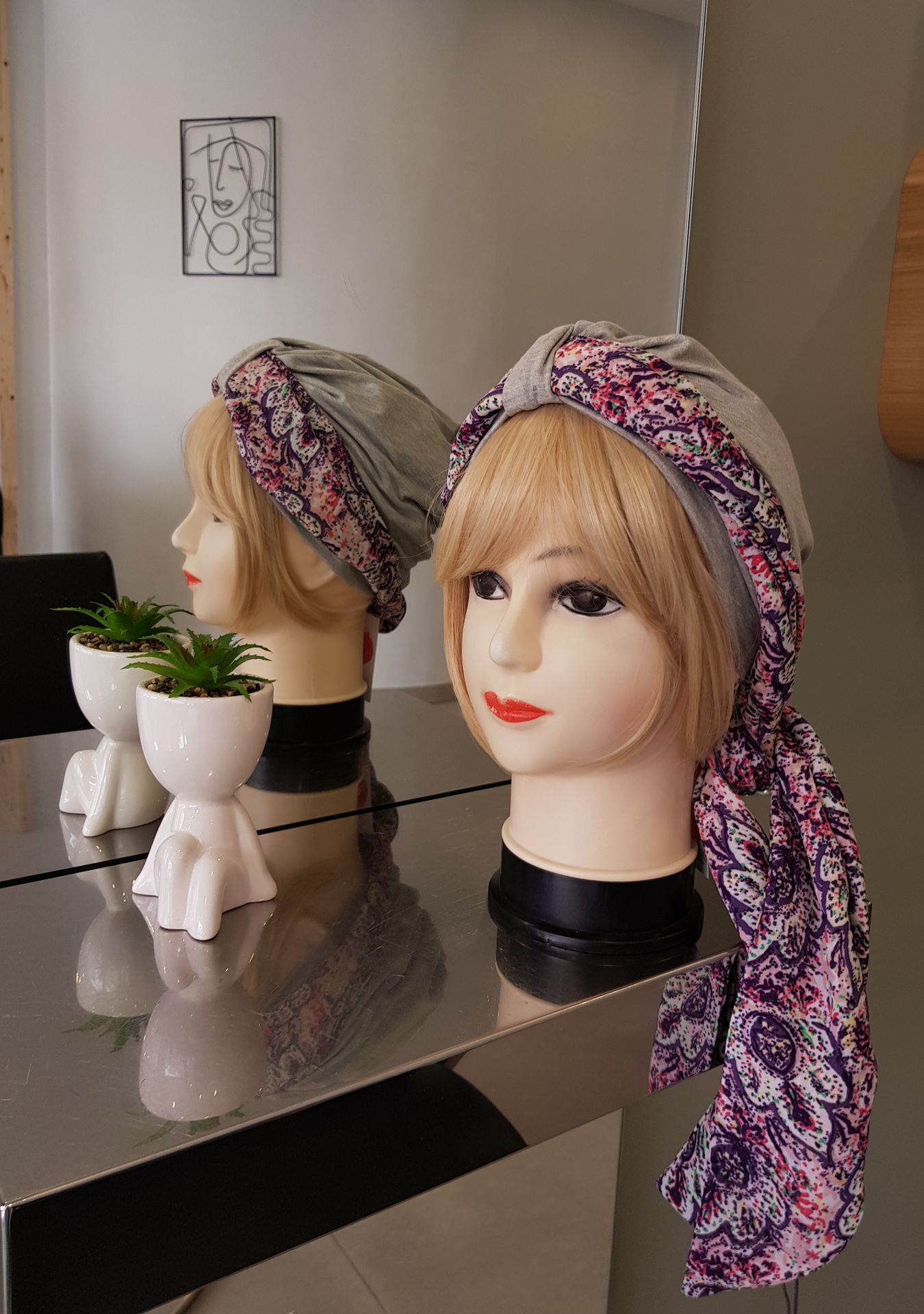 Turban gris à fleurs