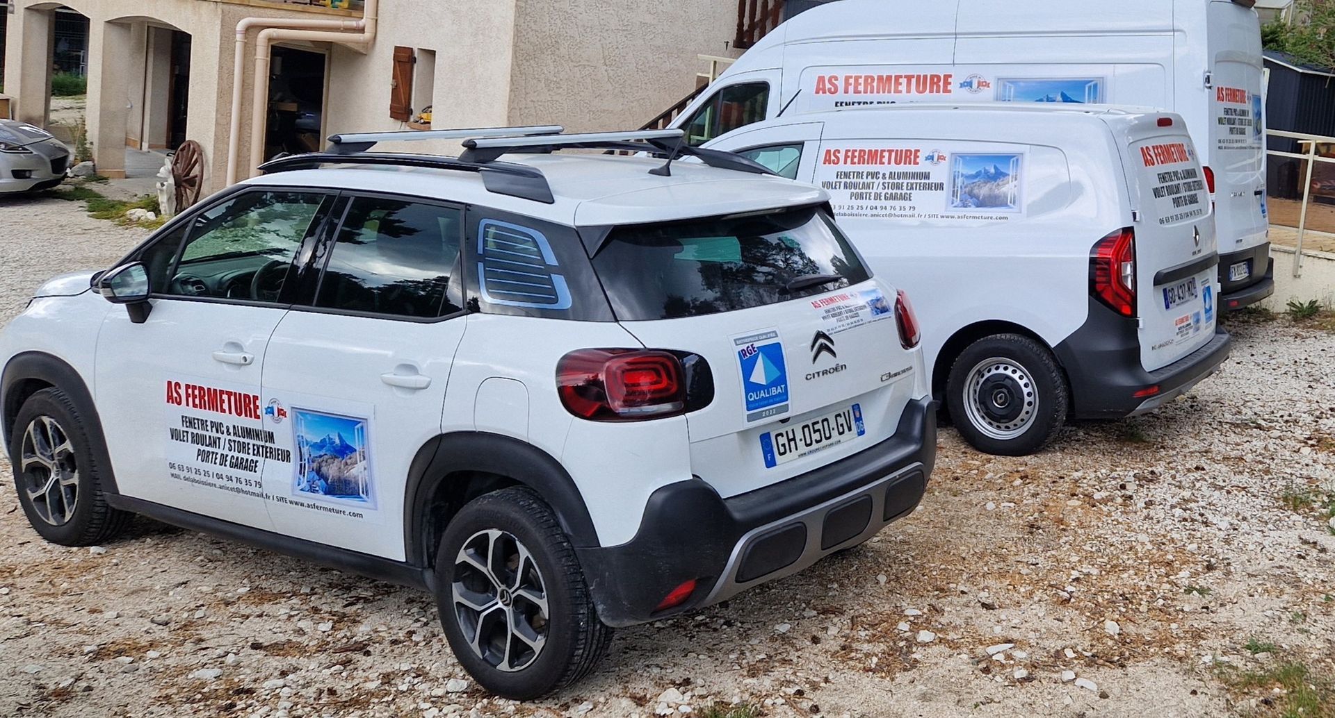 Voiture et fourgons floqués avec le logo de l'entreprise AS Fermeture et le logo RGE Qualibat.