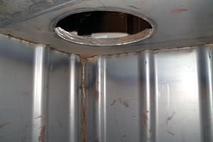 Eine Metallwand mit einem Loch in der Mitte.