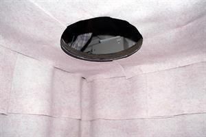 Ein rundes Loch in der Decke eines Raumes.