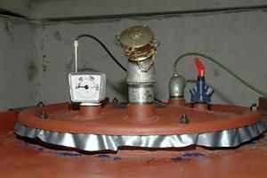 Ein roter Tank mit einem Thermometer darauf.