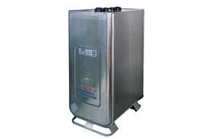 Auf einer weißen Fläche steht ein Edelstahltank.