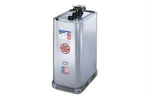 Ein Edelstahltank mit einem Ventil darauf auf einem weißen Hintergrund.