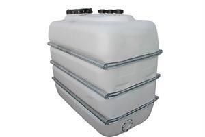 Ein weißer Plastikwassertank mit schwarzem Deckel auf weißem Hintergrund.