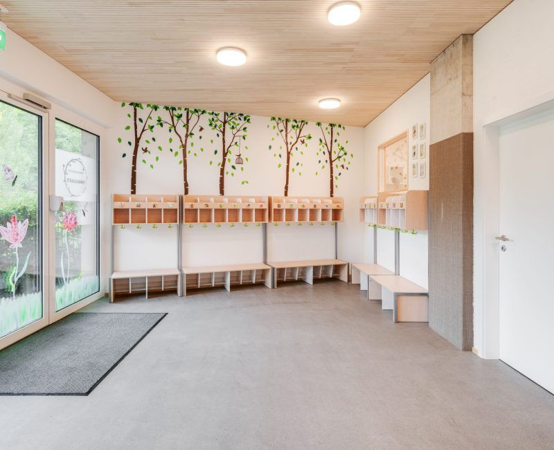 Ein großer leerer Raum mit an die Wand gemalten Bäumen