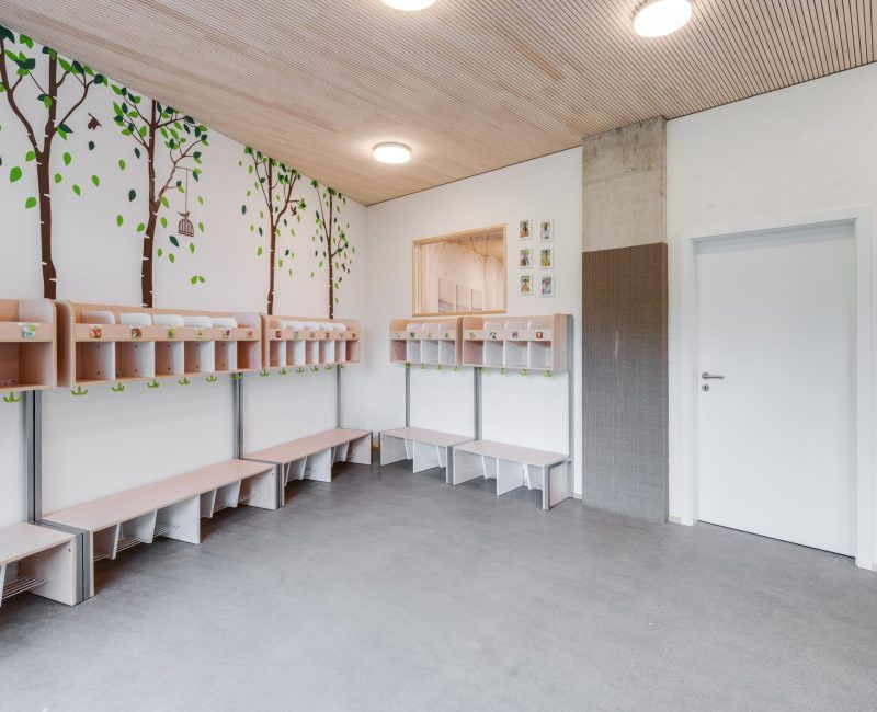 Eine Umkleidekabine mit einem Gemälde von Bäumen an der Wand