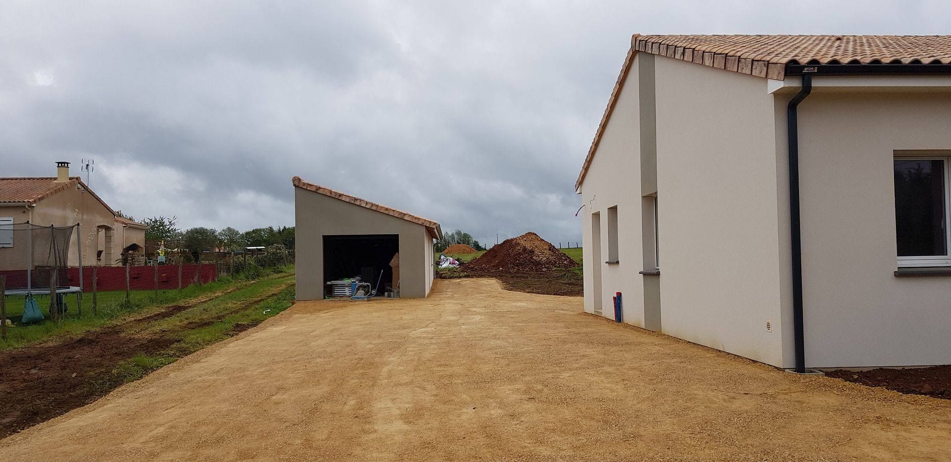 Chantier de construction d'un garage extérieur d'une maison.