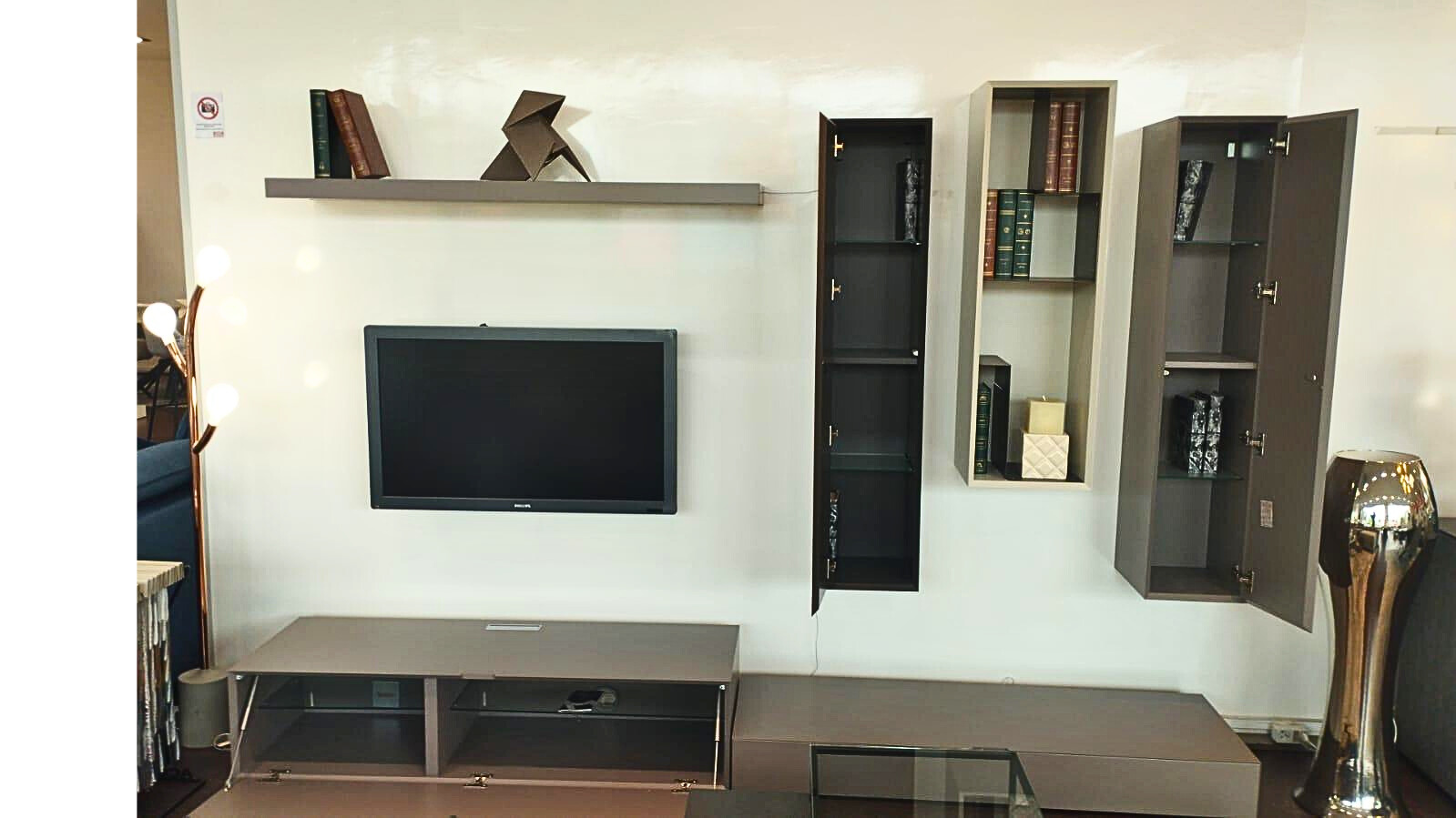 Ensemble de meubles TV de rangement de la marque COMPO avec porte ouverte