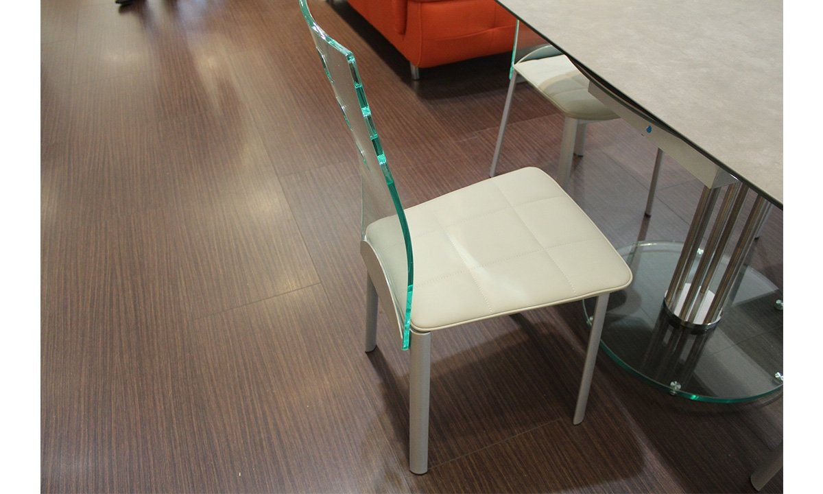 Chaise avec dossier transparent de la marque Pérouse vue de côté
