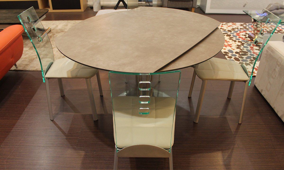Table en céramique ovale de la marque Pérouse en train d'être étendue