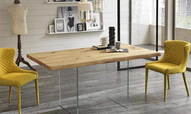 Table de repas en bois avec deux chaises jaunes moutardes