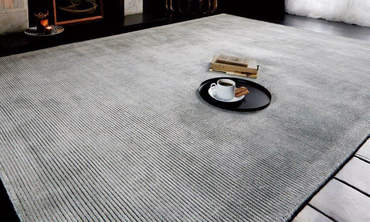 Tapis gris avec plateau et café
