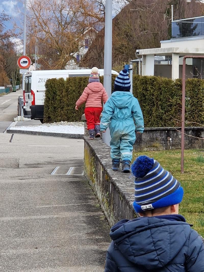 Kinder draussen beim Spazieren,  Foto von der Biberister Tagesmutter