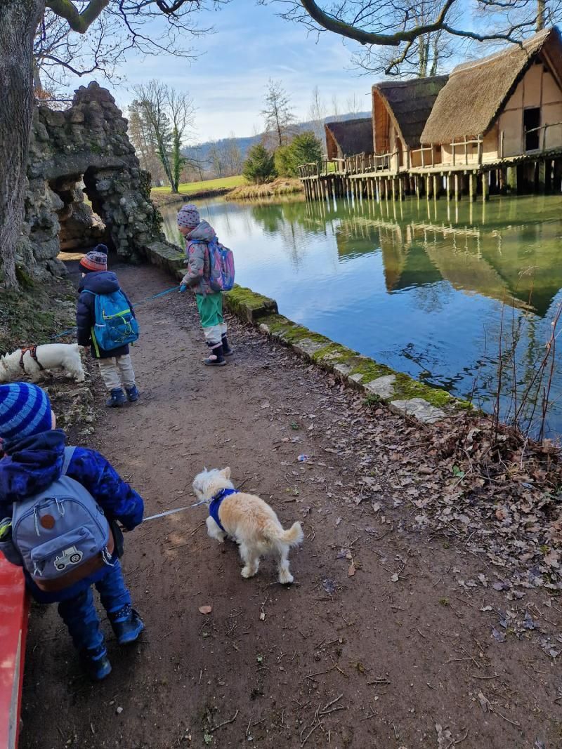 Kinder draussen beim Spazieren,  Foto von der Biberister Tagesmutter