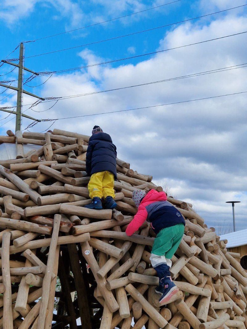 Kinder spielen auf einem Holzhaus,  Foto von der Biberister Tagesmutter