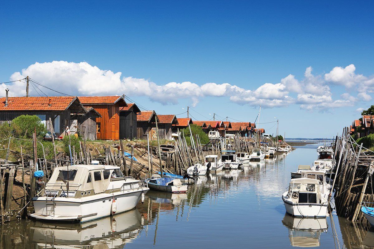 Bateaux dans un port de pêche