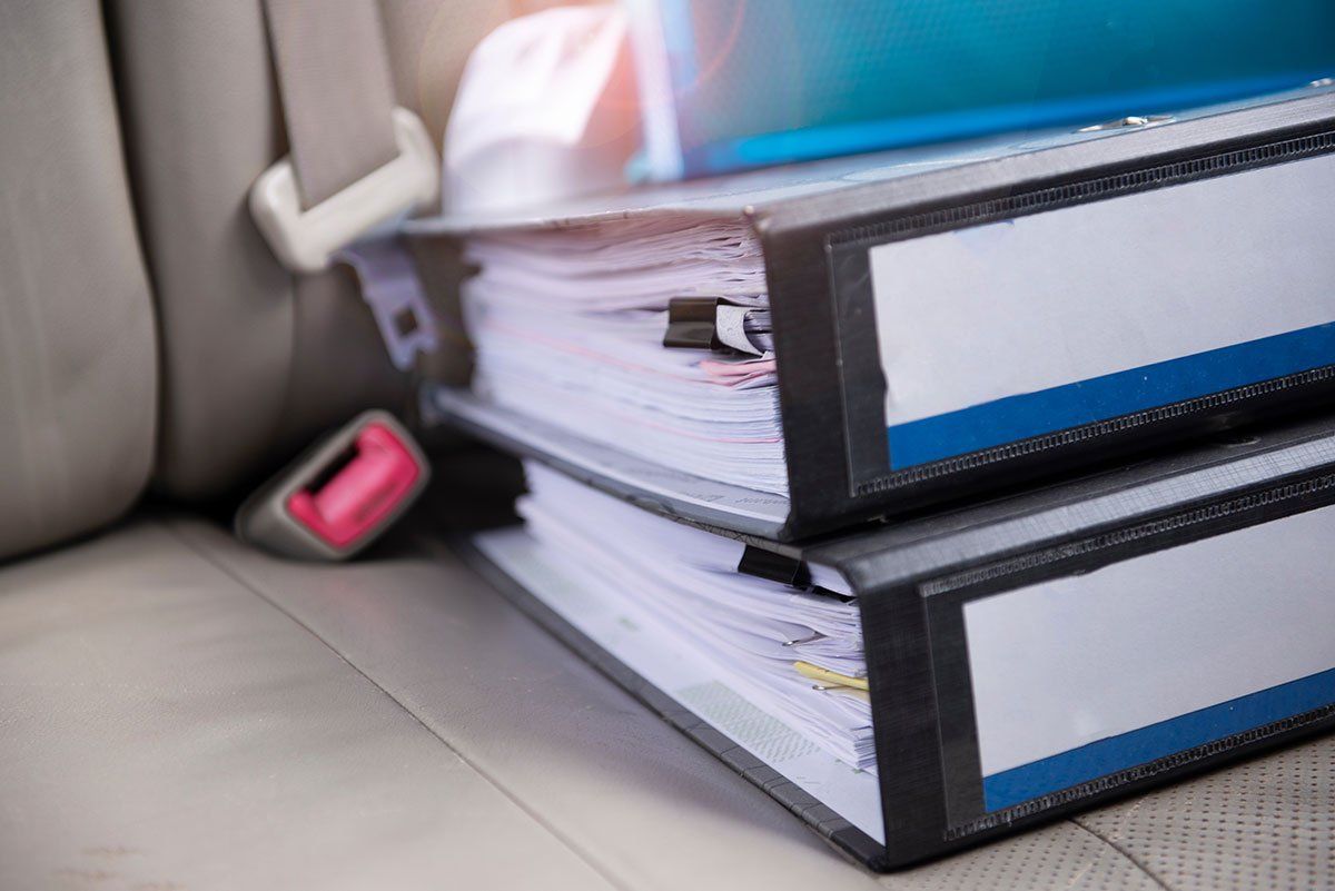 Documents sur un siège de voiture