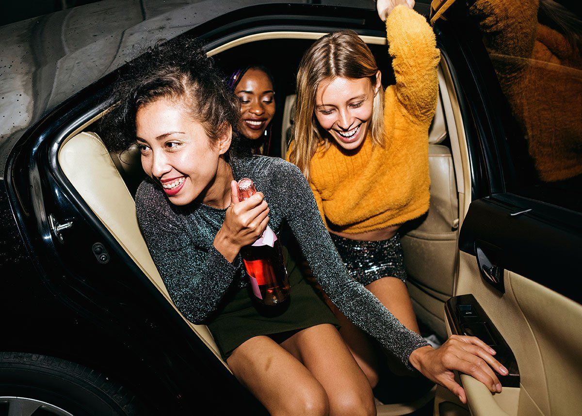 Groupe de filles qui descendent d'un taxi