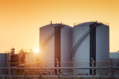 Kaksi kaasusäiliötä teollisuusalueella