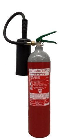 Ein roter Feuerlöscher mit schwarzem Griff auf weißem Hintergrund.