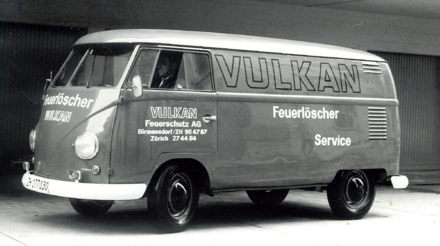 Ein Schwarzweißfoto eines Lieferwagens mit der Aufschrift „Vulkan“