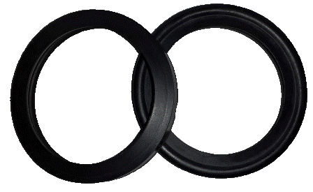 Zwei schwarze Gummiringe sind auf weißem Hintergrund miteinander verflochten