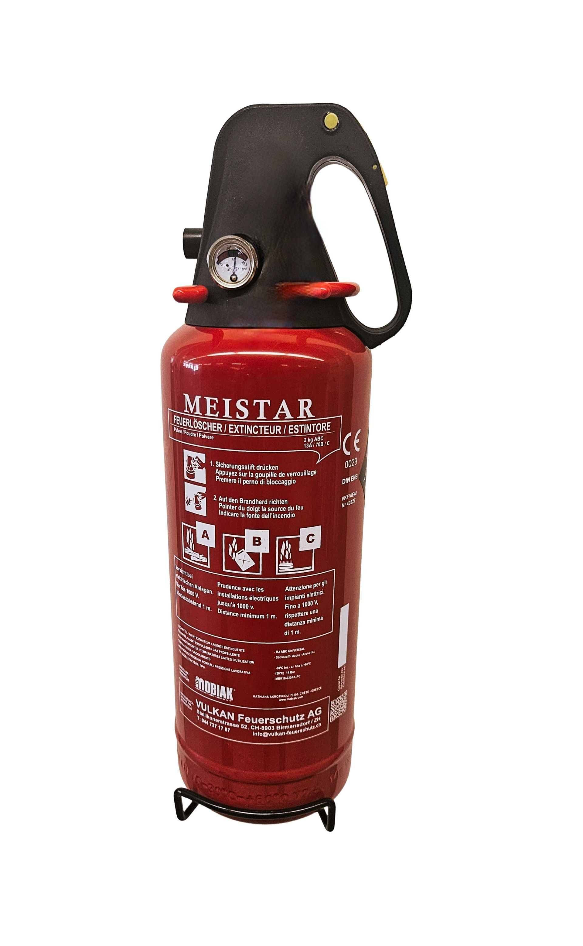 Ein roter Feuerlöscher steht auf einem Ständer auf einem weißen Hintergrund.