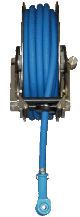 Eine blaue Schlauchtrommel mit einem daran befestigten blauen Schlauch.