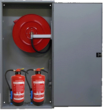 Eine Kiste mit zwei Feuerlöschern und einem Feuerwehrschlauch