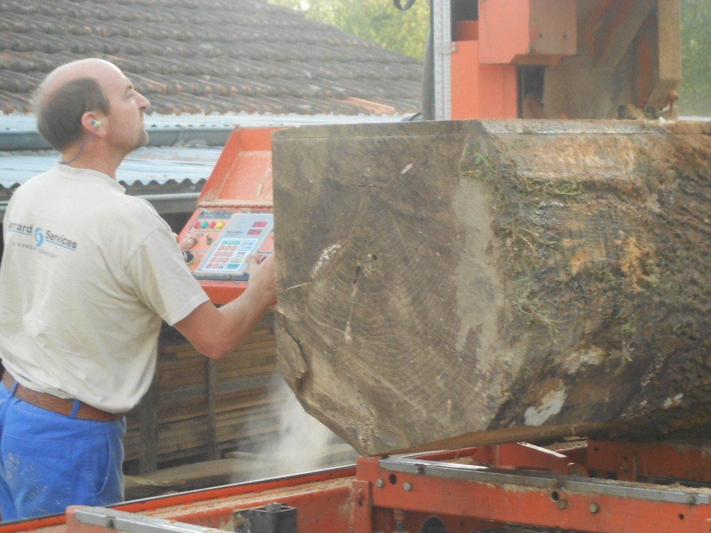 Découpage de bois à la scierie mobile