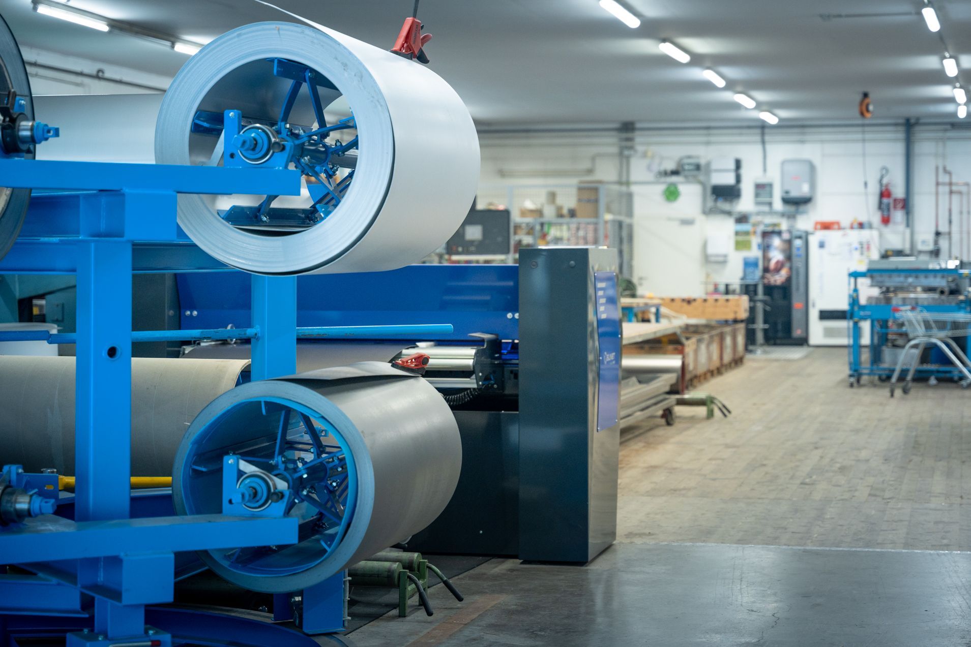 Ein Lager mit vielen Rollen und Maschinen