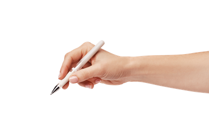 Main tenant un stylo blanc, prête à écrire, sur un fond blanc.