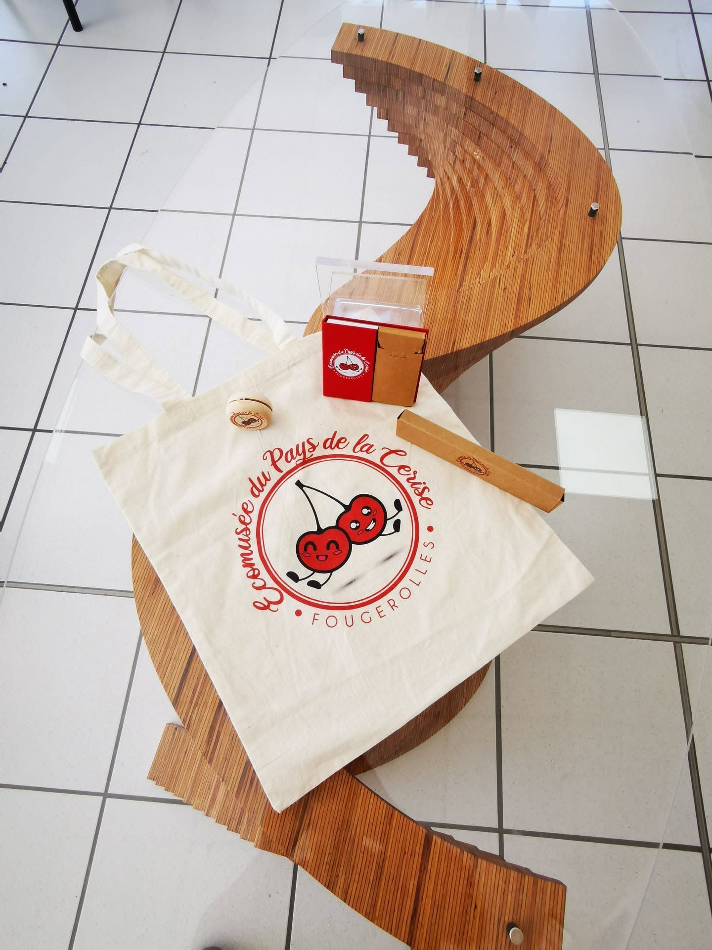 Un sac cabas blanc à motif de cœur rouge.