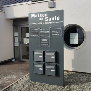 Panneau d'orientation à l'extérieur du centre de santé Maison de Santé.