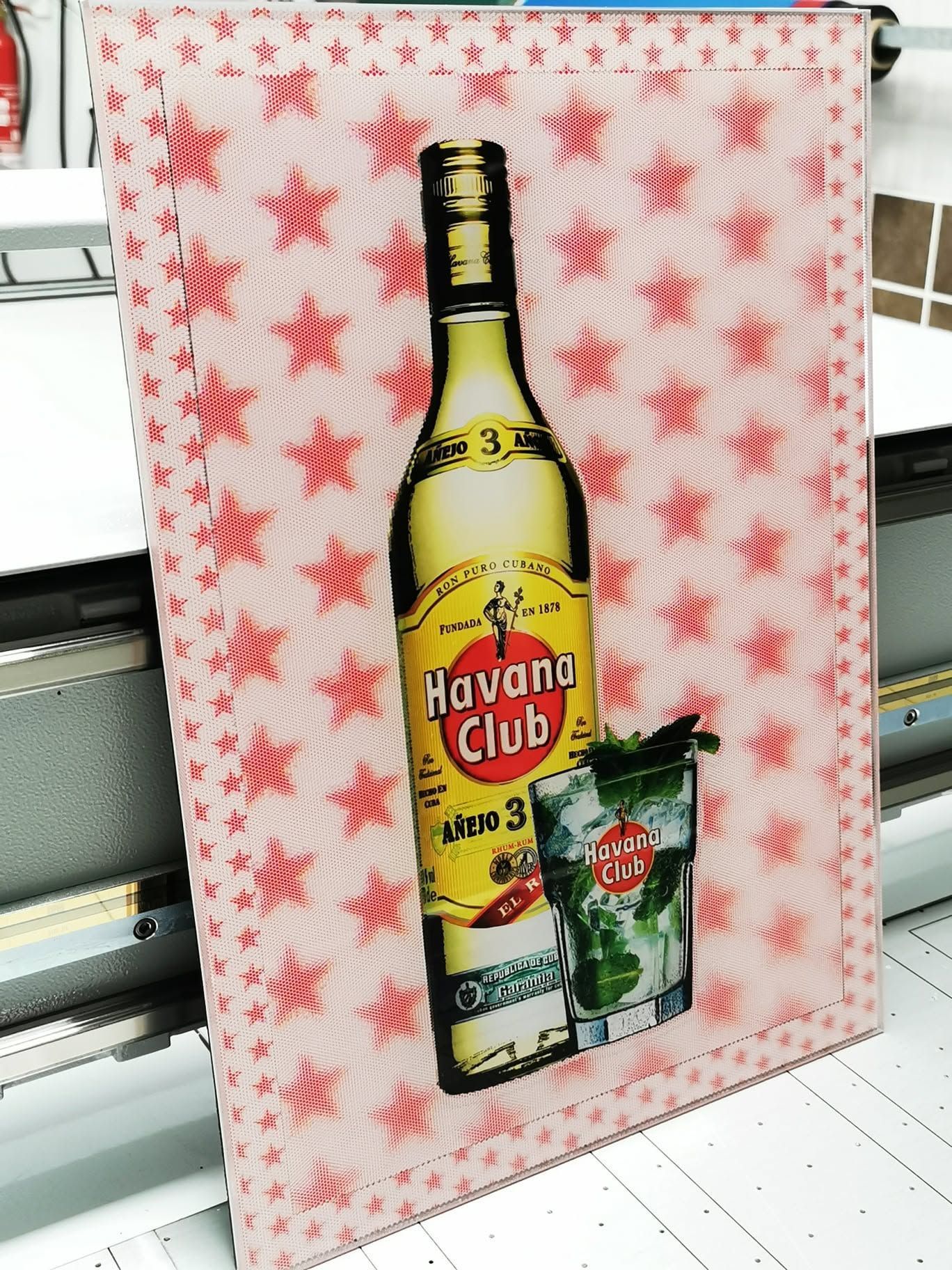 Impression d'une affiche à motif d'étoiles rouges et d'une bouteille d'alcool.