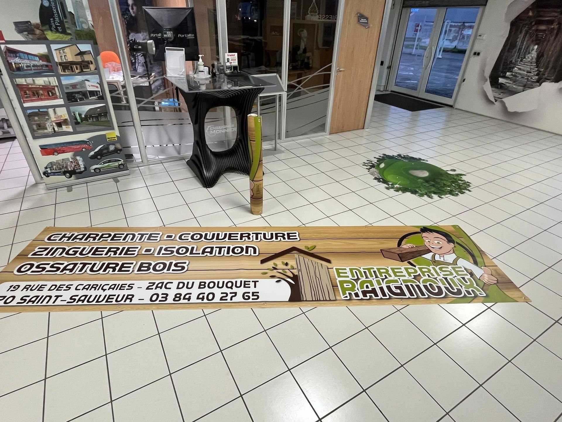 Une banderole au sol dans un magasin.