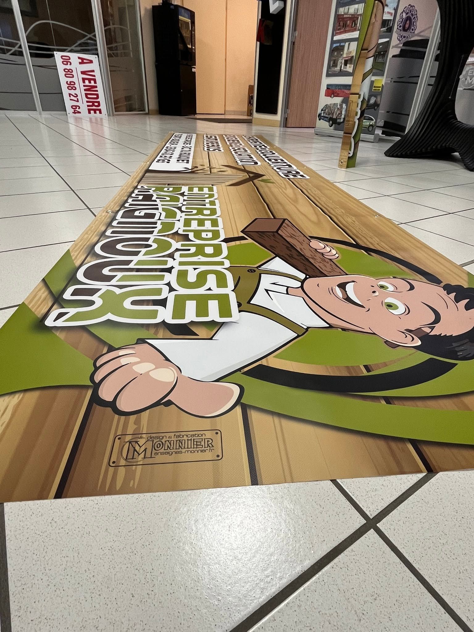 Panneau représentant un garçon de dessin animé et des lettres vertes et blanches en gras.