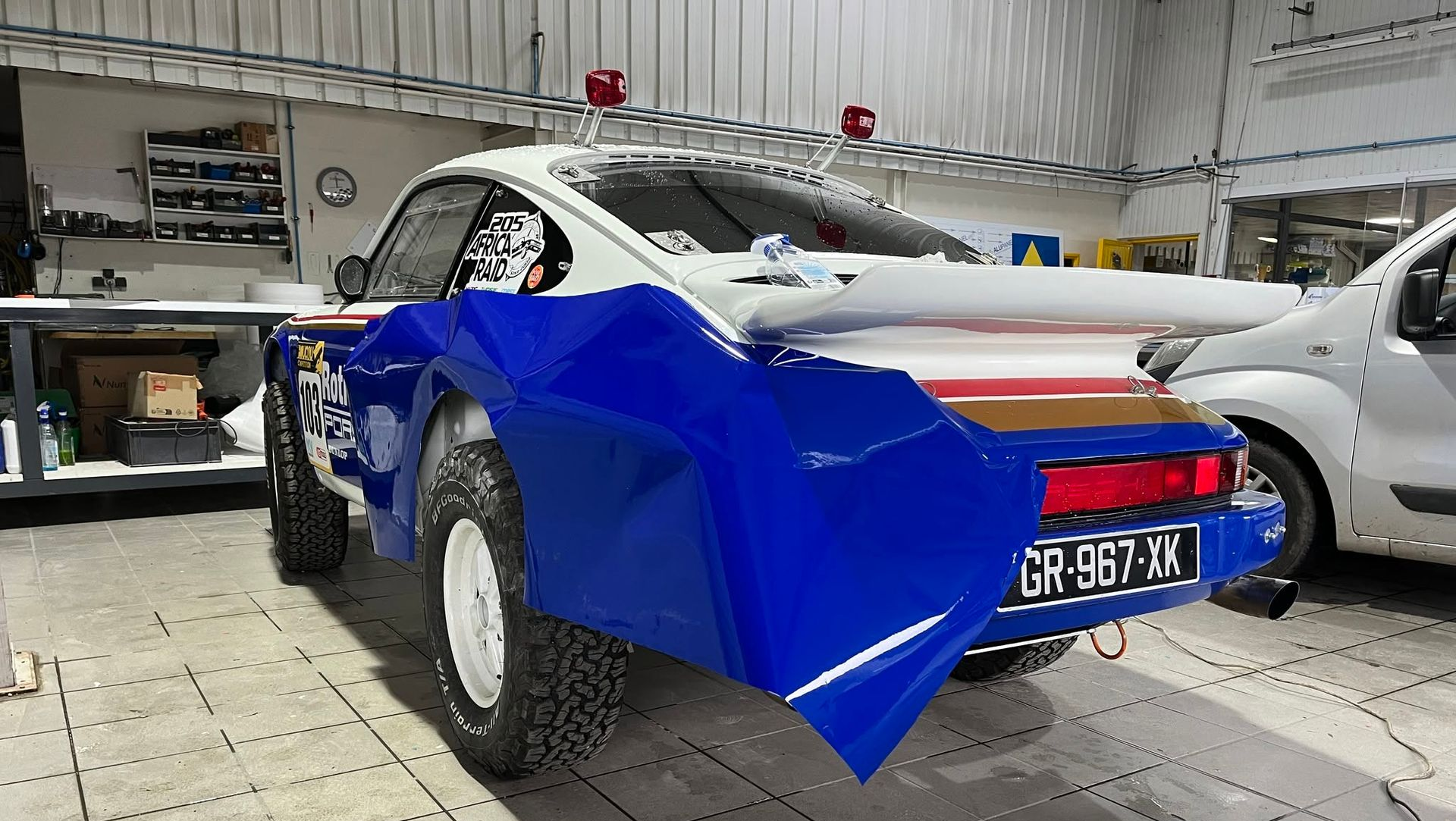 Voiture de course bleue en cours de covering.