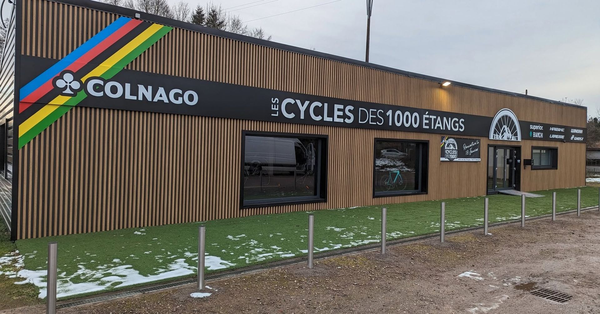Enseigne d'entreprise avec habillage de façade en bois.