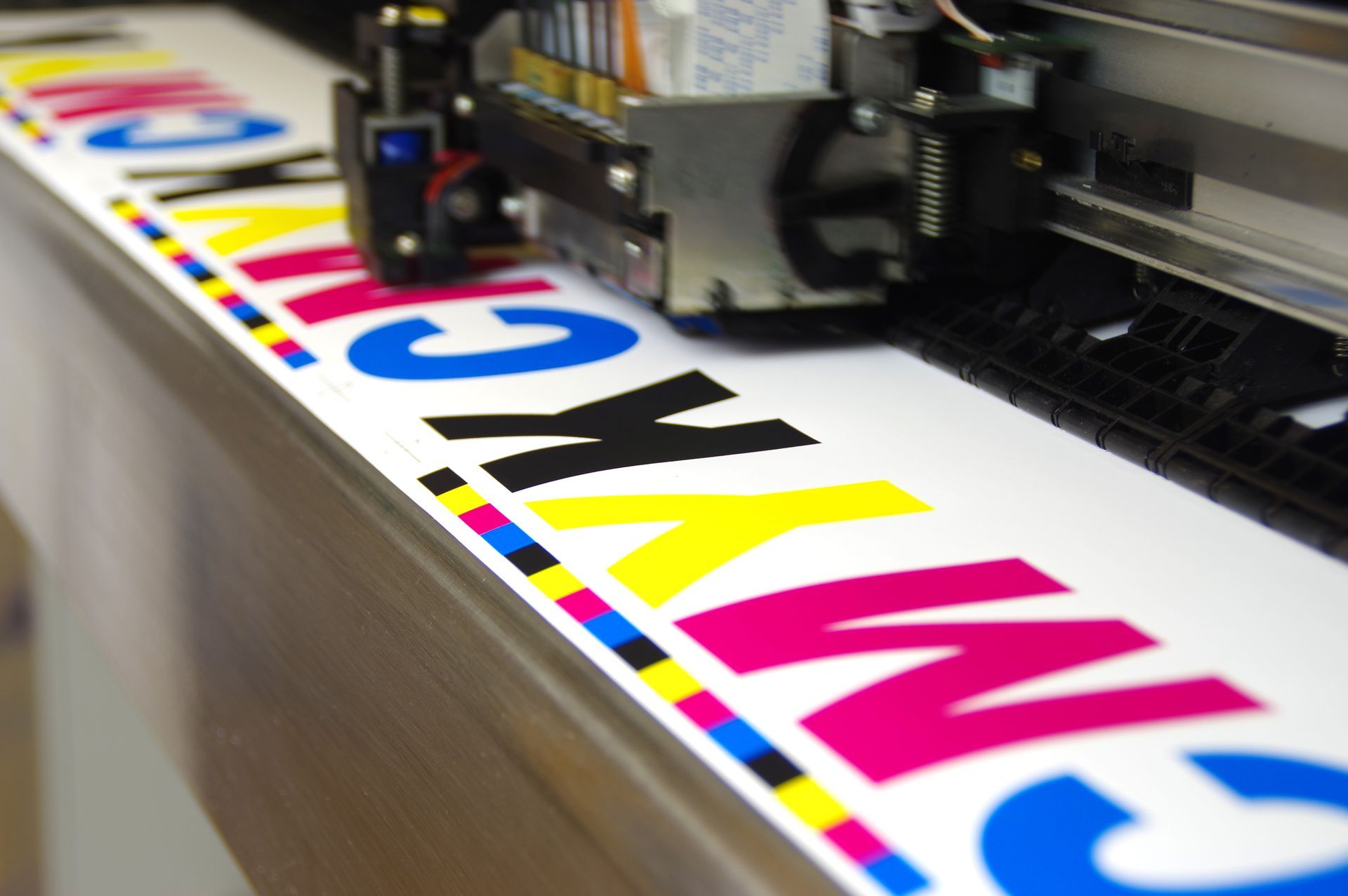 Imprimante grand format imprimant des lettres colorées.