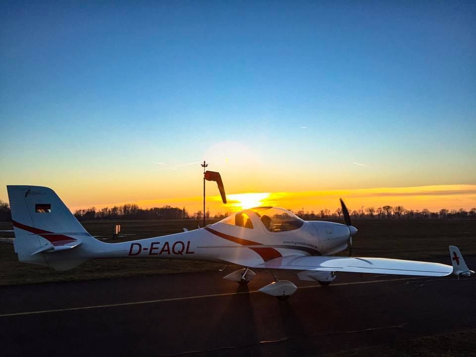 Flugzeig auf Flugplatz